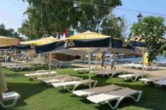 Die Voodoo Bar - Liegen und Sonnenschirme